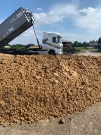 Chauffeur kieptrailer laden
